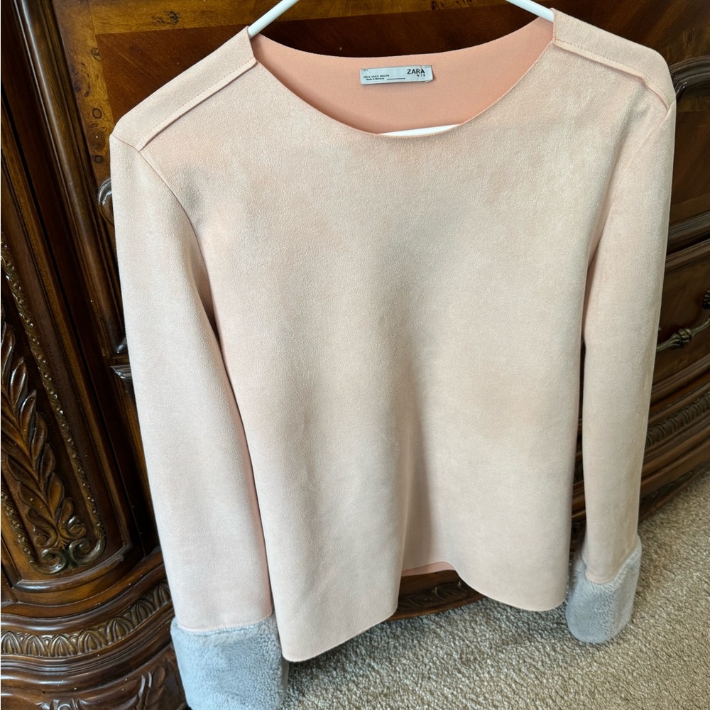 Long sleeve top with fur on the wrist